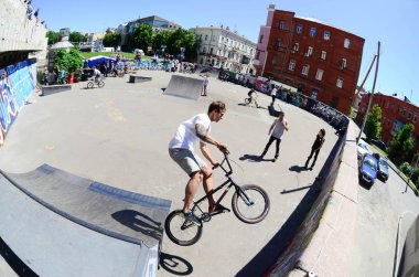 Kharkiv, Ukrayna - 27 Mayıs, 2018: Freestyle Bmx biniciler bir skatepark sokak Kültür Festivali sırasında içinde.