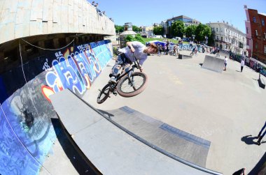 Kharkiv, Ukrayna - 27 Mayıs, 2018: Freestyle Bmx biniciler bir skatepark sokak Kültür Festivali sırasında içinde.
