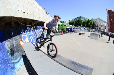 Kharkiv, Ukrayna - 27 Mayıs, 2018: Freestyle Bmx biniciler bir skatepark sokak Kültür Festivali sırasında içinde.