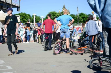 Kharkiv, Ukrayna - 27 Mayıs, 2018: Freestyle Bmx biniciler bir skatepark sokak Kültür Festivali sırasında içinde.