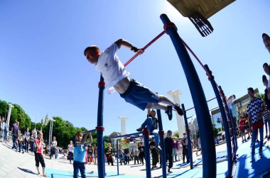 Kharkiv, Ukrayna - 27 Mayıs, 2018: Street egzersiz gösterisi sırasında sokak Kültür Festivali.