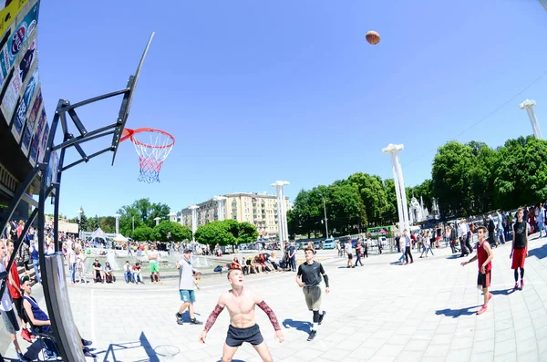 Charkov Ukrajina Května 2018 Sportovní Týmy Hrají Streetball Přírodě Během — Stock fotografie