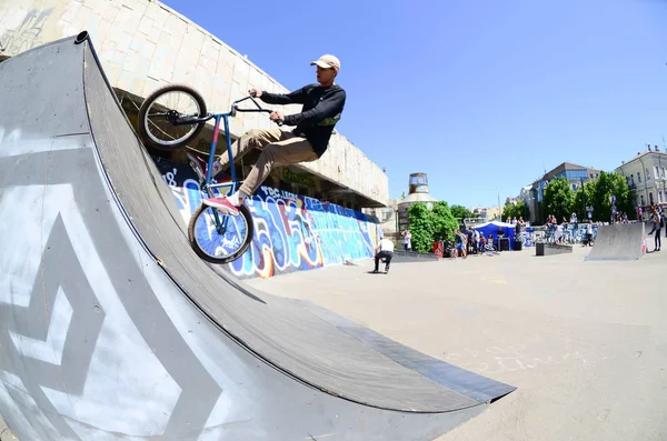 Kharkiv Ucrânia Maio 2018 Freestyle Bmx Pilotos Parque Skate Durante — Fotografia de Stock