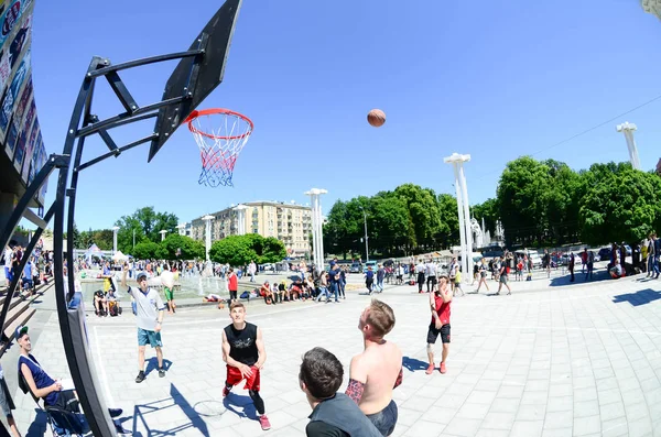 Charkov Ukrajina Května 2018 Sportovní Týmy Hrají Streetball Přírodě Během — Stock fotografie