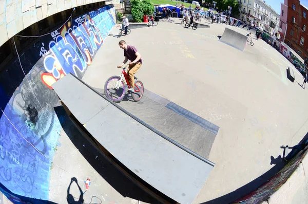 Kharkiv Ucrânia Maio 2018 Freestyle Bmx Pilotos Parque Skate Durante — Fotografia de Stock