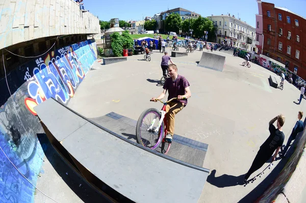 Kharkiv Ucrânia Maio 2018 Freestyle Bmx Pilotos Parque Skate Durante — Fotografia de Stock