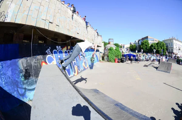 哈尔科夫 乌克兰 2018年5月 在户外滑冰公园的滑板比赛在每年街道文化节日期间 — 图库照片