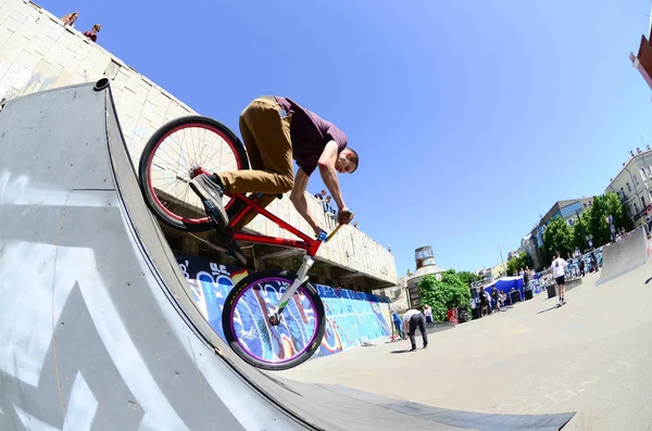 Charkiw Ukraine Mai 2018 Freestyle Bmx Fahrer Einem Skatepark Während — Stockfoto