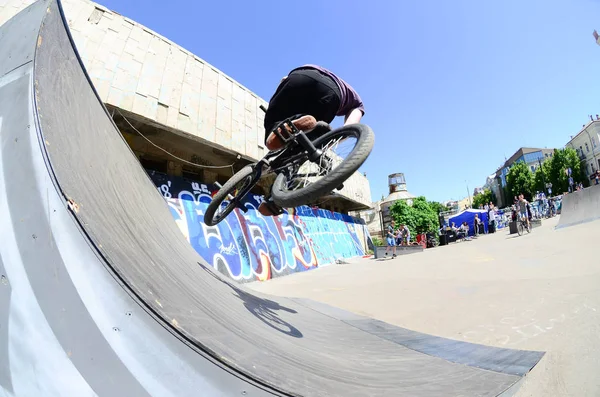 Charkiw Ukraine Mai 2018 Freestyle Bmx Fahrer Einem Skatepark Während — Stockfoto