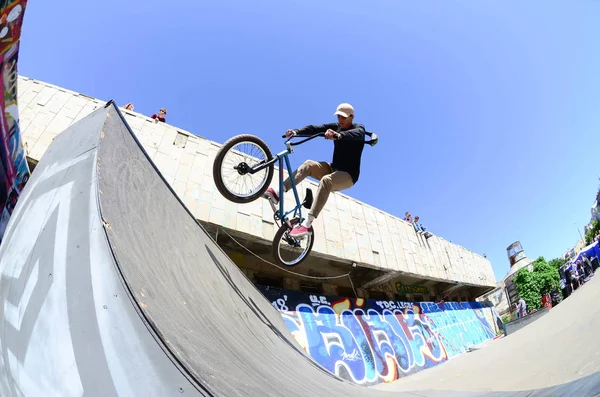 Charkiw Ukraine Mai 2018 Freestyle Bmx Fahrer Einem Skatepark Während — Stockfoto