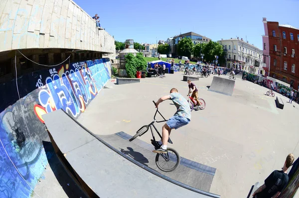 Kharkiv, Ukrayna - 27 Mayıs, 2018: Freestyle Bmx biniciler bir skatepark sokak Kültür Festivali sırasında içinde.