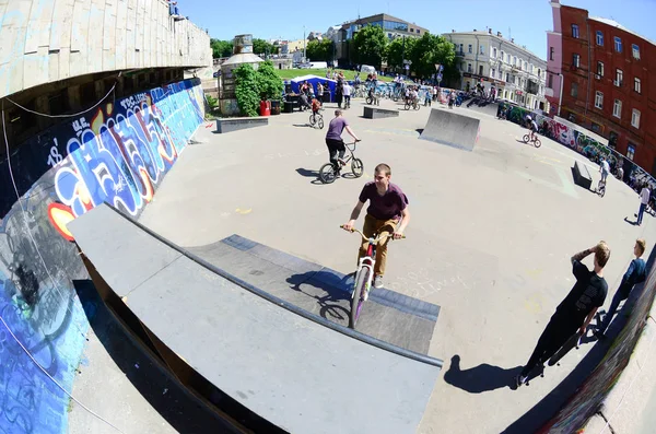Kharkiv, Ukrayna - 27 Mayıs, 2018: Freestyle Bmx biniciler bir skatepark sokak Kültür Festivali sırasında içinde.