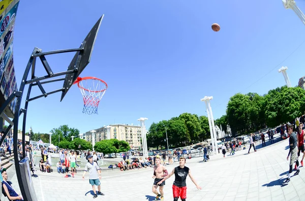 Charkov Ukrajina Května 2018 Sportovní Týmy Hrají Streetball Přírodě Během — Stock fotografie