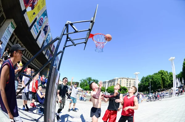 Charkov Ukrajina Května 2018 Sportovní Týmy Hrají Streetball Přírodě Během — Stock fotografie