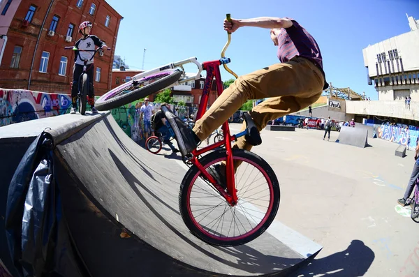 Kharkiv Ucrânia Maio 2018 Freestyle Bmx Pilotos Parque Skate Durante — Fotografia de Stock