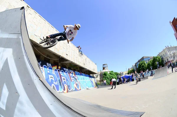 Kharkiv Ucrânia Maio 2018 Freestyle Bmx Pilotos Parque Skate Durante — Fotografia de Stock