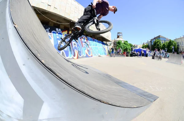 Charkiw Ukraine Mai 2018 Freestyle Bmx Fahrer Einem Skatepark Während — Stockfoto