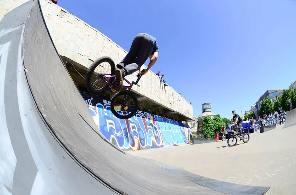 Kharkiv Ucrânia Maio 2018 Freestyle Bmx Pilotos Parque Skate Durante — Fotografia de Stock