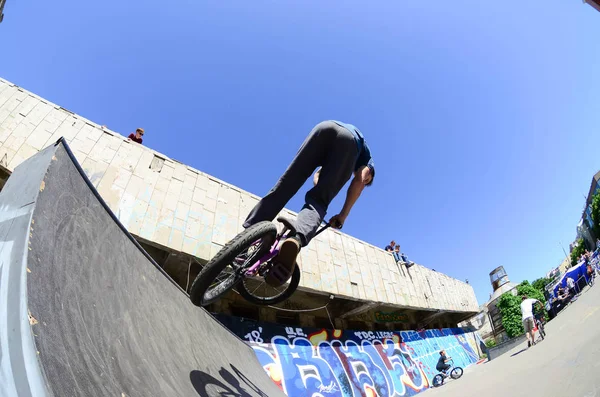 Kharkiv Ukrajna Május 2018 Freestyle Bmx Lovasok Egy Skatepark Utcai — Stock Fotó