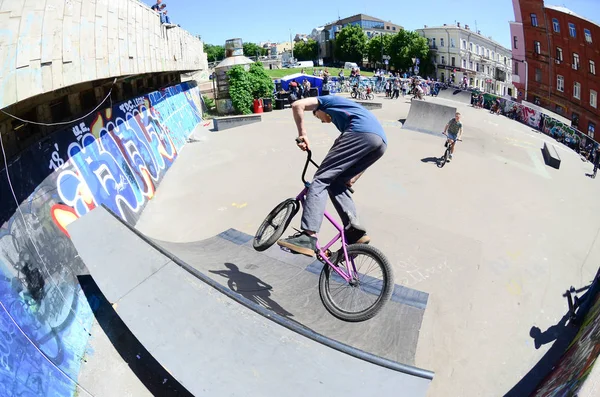 Kharkiv, Ukrayna - 27 Mayıs, 2018: Freestyle Bmx biniciler bir skatepark sokak Kültür Festivali sırasında içinde.