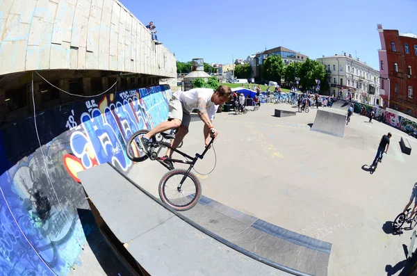 Kharkiv, Ukrayna - 27 Mayıs, 2018: Freestyle Bmx biniciler bir skatepark sokak Kültür Festivali sırasında içinde.
