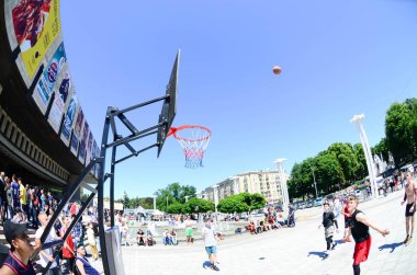 Kharkiv, Ukrayna - 27 Mayıs, 2018: spor takımları açık havada streetball sokak Kültür Festivali sırasında oynamak.