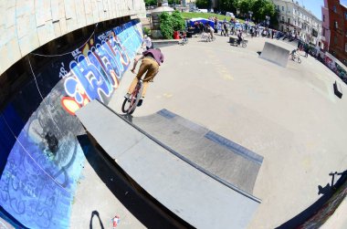 Kharkiv, Ukrayna - 27 Mayıs, 2018: Freestyle Bmx biniciler bir skatepark sokak Kültür Festivali sırasında içinde.