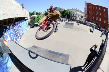 Kharkiv, Ukrayna - 27 Mayıs, 2018: Freestyle Bmx biniciler bir skatepark sokak Kültür Festivali sırasında içinde.