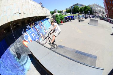 Kharkiv, Ukrayna - 27 Mayıs, 2018: Freestyle Bmx biniciler bir skatepark sokak Kültür Festivali sırasında içinde.