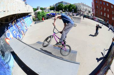 Kharkiv, Ukrayna - 27 Mayıs, 2018: Freestyle Bmx biniciler bir skatepark sokak Kültür Festivali sırasında içinde.