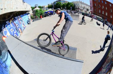 Kharkiv, Ukrayna - 27 Mayıs, 2018: Freestyle Bmx biniciler bir skatepark sokak Kültür Festivali sırasında içinde.