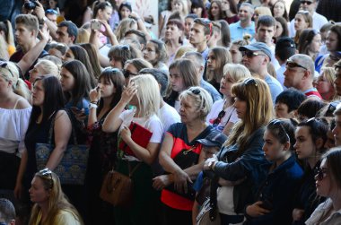 Kharkiv, Ukrayna - 27 Mayıs, 2018: sokak Kültür Festivali sırasında bir seyirci olarak insan kalabalığı.