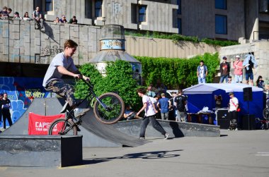 Kharkiv, Ukrayna - 27 Mayıs, 2018: Freestyle Bmx biniciler bir skatepark sokak Kültür Festivali sırasında içinde.