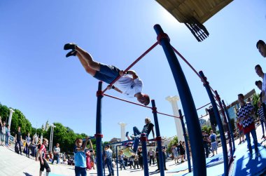 Kharkiv, Ukrayna - 27 Mayıs, 2018: Street egzersiz gösterisi sırasında sokak Kültür Festivali.