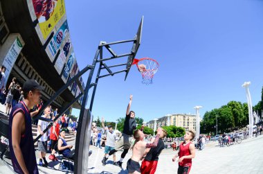 Kharkiv, Ukrayna - 27 Mayıs, 2018: spor takımları açık havada streetball sokak Kültür Festivali sırasında oynamak.