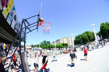 Kharkiv, Ukrayna - 27 Mayıs, 2018: spor takımları açık havada streetball sokak Kültür Festivali sırasında oynamak.