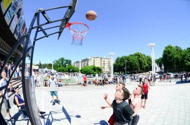 Kharkiv, Ukrayna - 27 Mayıs, 2018: spor takımları açık havada streetball sokak Kültür Festivali sırasında oynamak.