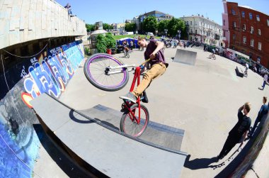 Kharkiv, Ukrayna - 27 Mayıs, 2018: Freestyle Bmx biniciler bir skatepark sokak Kültür Festivali sırasında içinde.