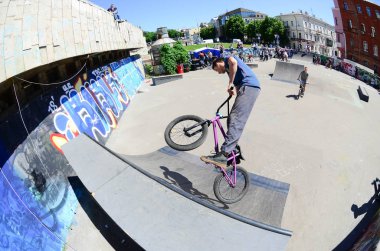 Kharkiv, Ukrayna - 27 Mayıs, 2018: Freestyle Bmx biniciler bir skatepark sokak Kültür Festivali sırasında içinde.