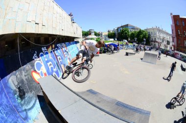 Kharkiv, Ukrayna - 27 Mayıs, 2018: Freestyle Bmx biniciler bir skatepark sokak Kültür Festivali sırasında içinde.