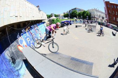 Kharkiv, Ukrayna - 27 Mayıs, 2018: Freestyle Bmx biniciler bir skatepark sokak Kültür Festivali sırasında içinde.