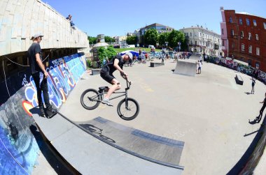 Kharkiv, Ukrayna - 27 Mayıs, 2018: Freestyle Bmx biniciler bir skatepark sokak Kültür Festivali sırasında içinde.