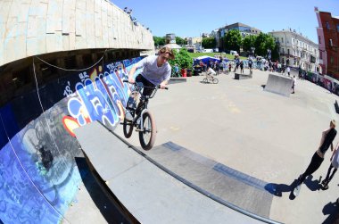 Kharkiv, Ukrayna - 27 Mayıs, 2018: Freestyle Bmx biniciler bir skatepark sokak Kültür Festivali sırasında içinde.