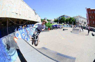 Kharkiv, Ukrayna - 27 Mayıs, 2018: Freestyle Bmx biniciler bir skatepark sokak Kültür Festivali sırasında içinde.
