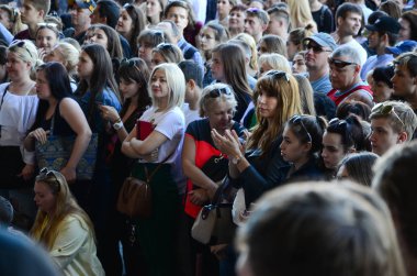 Kharkiv, Ukrayna - 27 Mayıs, 2018: sokak Kültür Festivali sırasında bir seyirci olarak insan kalabalığı.