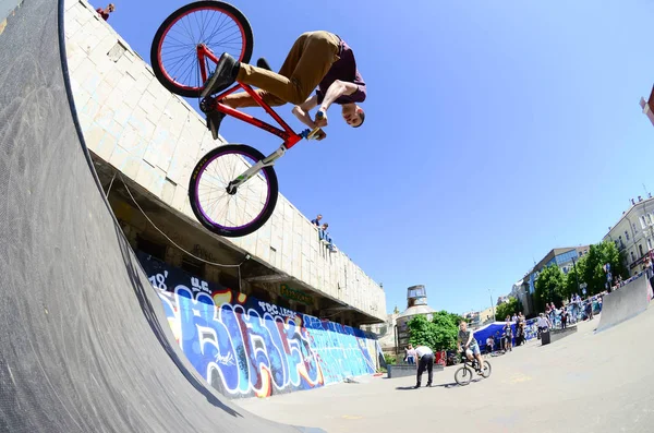 Kharkiv Ucrânia Maio 2018 Freestyle Bmx Pilotos Parque Skate Durante — Fotografia de Stock
