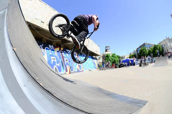 Kharkiv Ucrânia Maio 2018 Freestyle Bmx Pilotos Parque Skate Durante — Fotografia de Stock