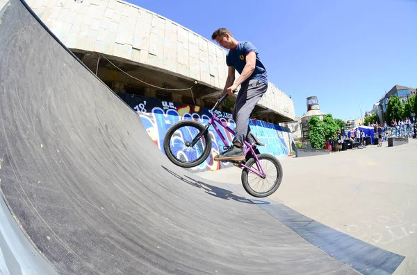 Kharkiv Ucrânia Maio 2018 Freestyle Bmx Pilotos Parque Skate Durante — Fotografia de Stock