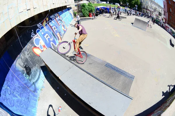 Kharkiv, Ukrayna - 27 Mayıs, 2018: Freestyle Bmx biniciler bir skatepark sokak Kültür Festivali sırasında içinde.