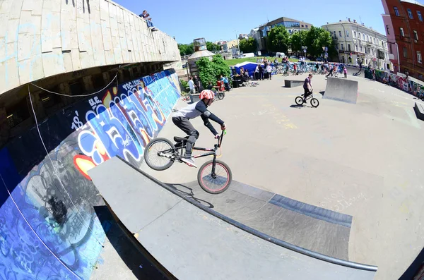 Kharkiv Ucrânia Maio 2018 Freestyle Bmx Pilotos Parque Skate Durante — Fotografia de Stock